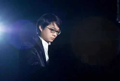 宋思衡的“宅抗疫” | 挑战主播、筹集口罩、闭关作曲，这位取消了20场演出的钢琴家原来这么忙！